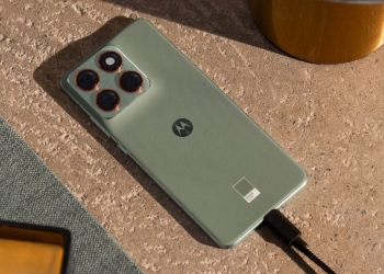 Motorola smartphone running Android 17 beta with new UI features