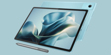 Motorola Moto Pad 70 tablet in Titan Sea Angel color with Moto Pen stylus