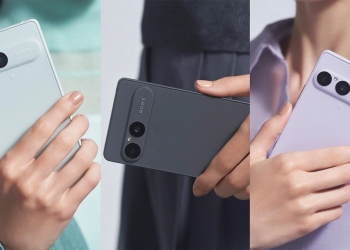 Sony Xperia 10 VIII in Frozen White, Frosted Grey and Misty Lilac held in hand