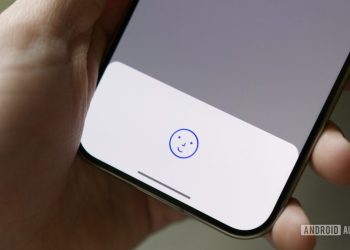 Pixel face unlock prompt on screen, the feature targeted by Face Active Illumination