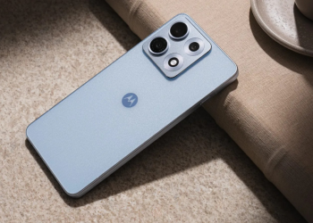 Motorola phone in blue-grey with the batwing logo, representing the Motorola Android 17 update rollout