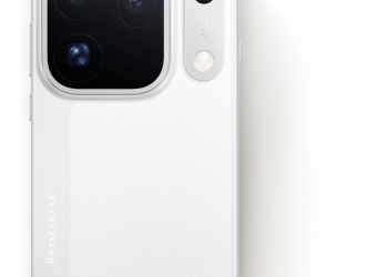 Oppo Find X10 Pro Max in Luna White, rear view with triple camera module and Hasselblad branding