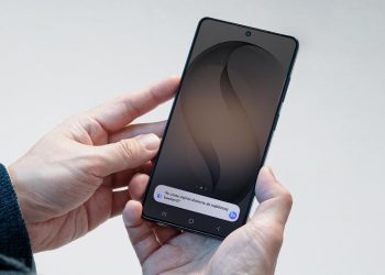 Samsung Galaxy phone showing a Galaxy AI prompt in Polish, one of the new Bixby languages