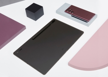 Samsung Galaxy S22 Ultra in burgundy with the Galaxy Tab S8 Ultra, two devices covered by the KFTC GOS ruling